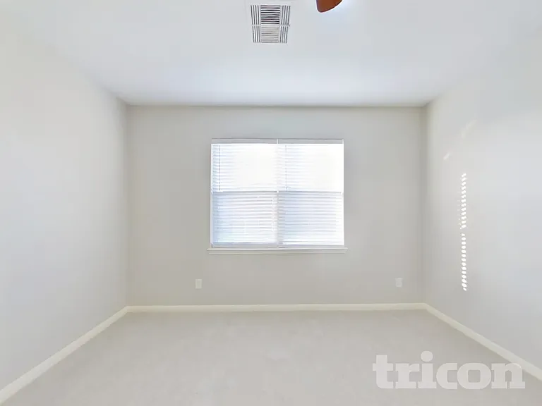 1502 Tulip Ln — Photo 7