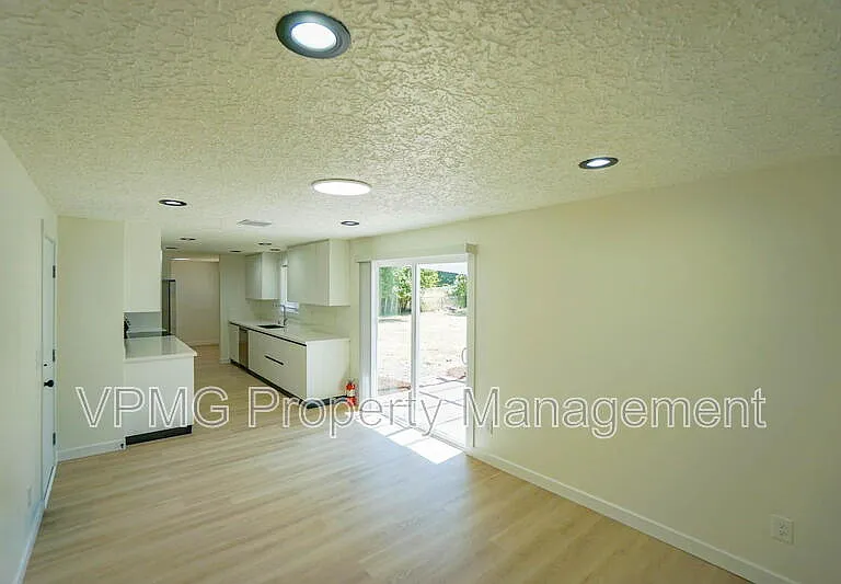 19505 NE 11th St — Photo 13