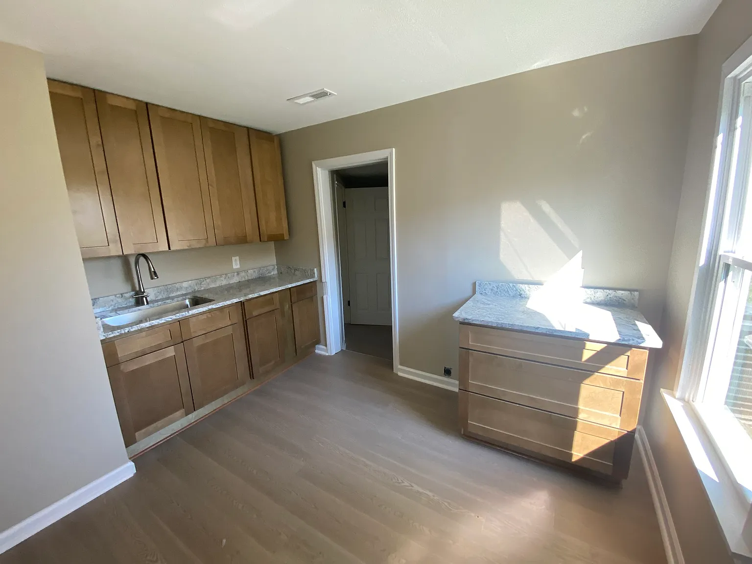 2 bed, 1000 sqft, $1,350 — Photo 4