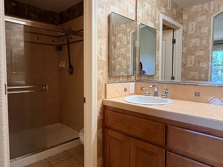 217 Santa Barbara St — Photo 29