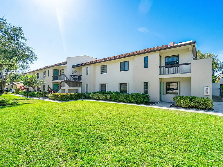 8436 Cypress Ln #7H — Photo 3