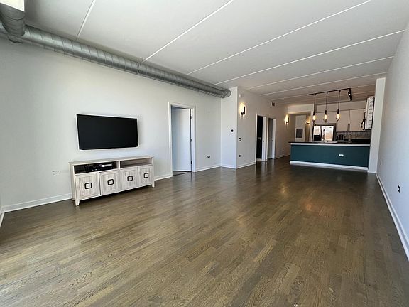 4th image of 873 N Larrabee St #15