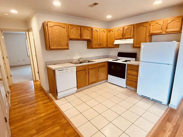 1486 Clover St — Photo 3