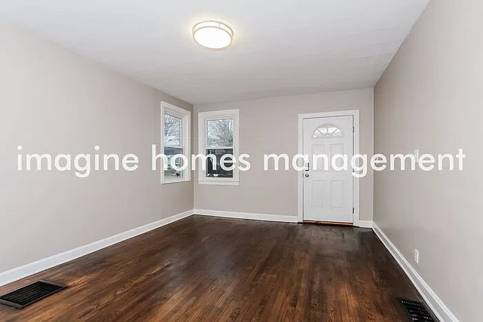 3 bed, 1.0 bath, 1507 sqft, $2,299 — Photo 2
