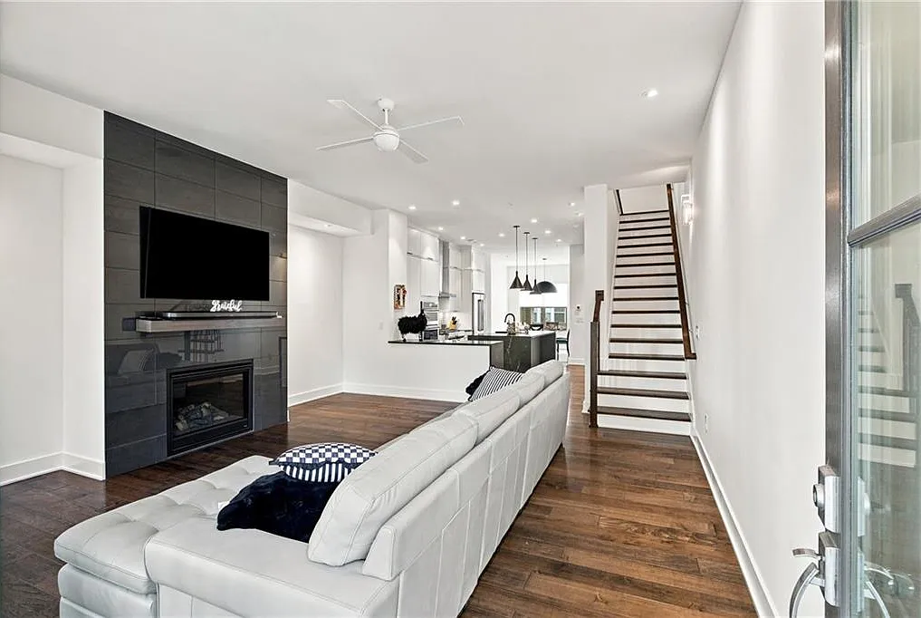 3 bed, 3.5 bath, 2412 sqft, $4,900 — Photo 2
