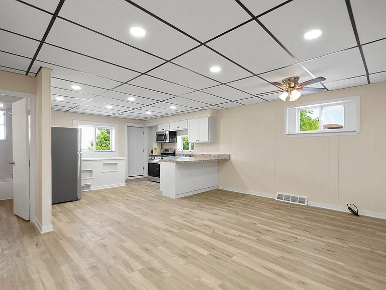 2405 Arlington Ave — Photo 5