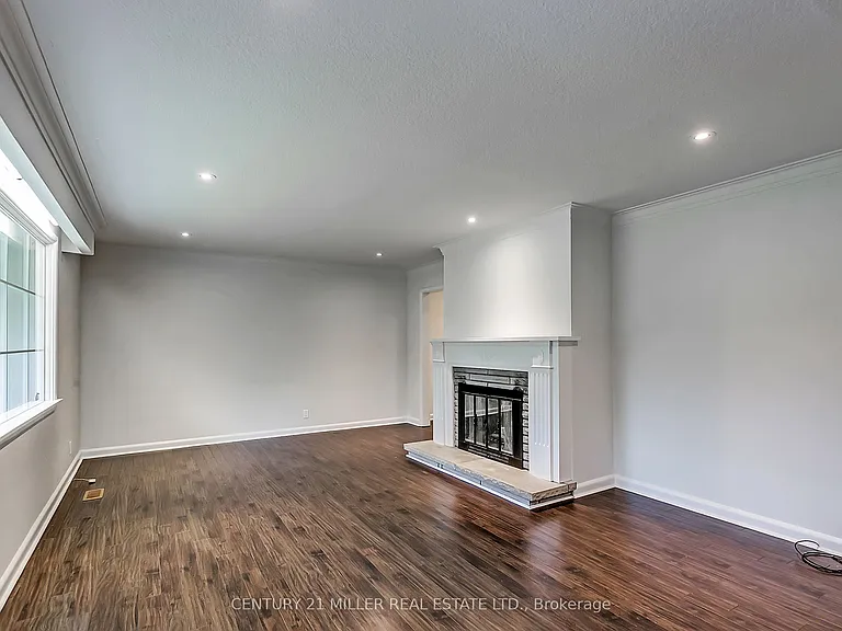 91 Ennisclare Dr E — Photo 4