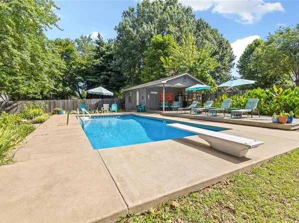 1161 W Huntington Dr, Fayetteville, AR 72701