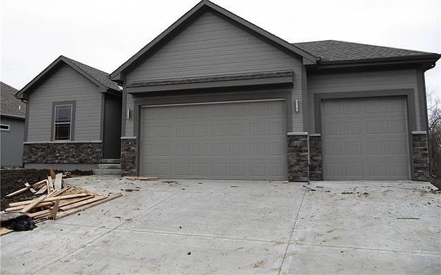 1st image of 907 NW Lindenwood Dr