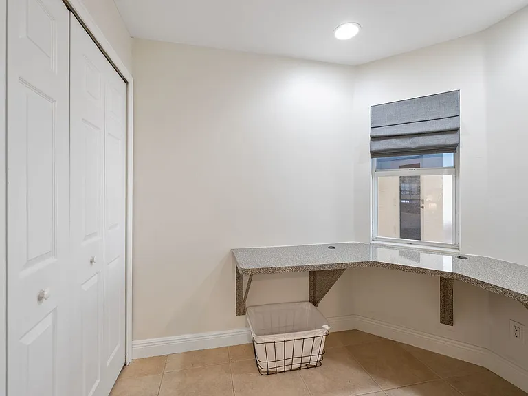 2309 SW 27th St — Photo 22