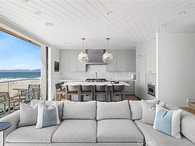 2200 The Strand #B — Photo 8