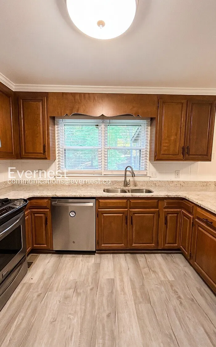 3 bed, 2.5 bath, 2078 sqft, $2,275 — Photo 3