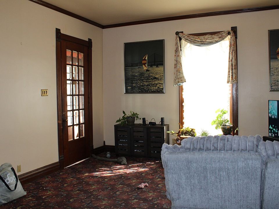 7th image of 304 S Maple St
