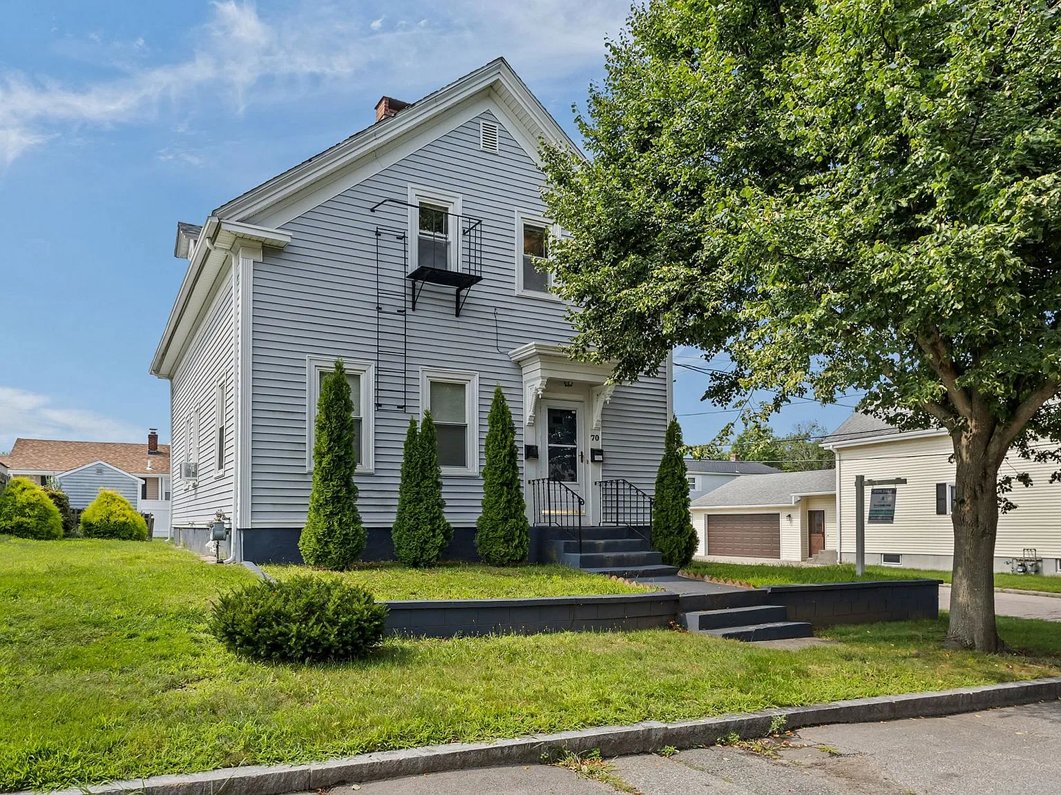2 bed, 749 sqft, $1,950 — Photo 1