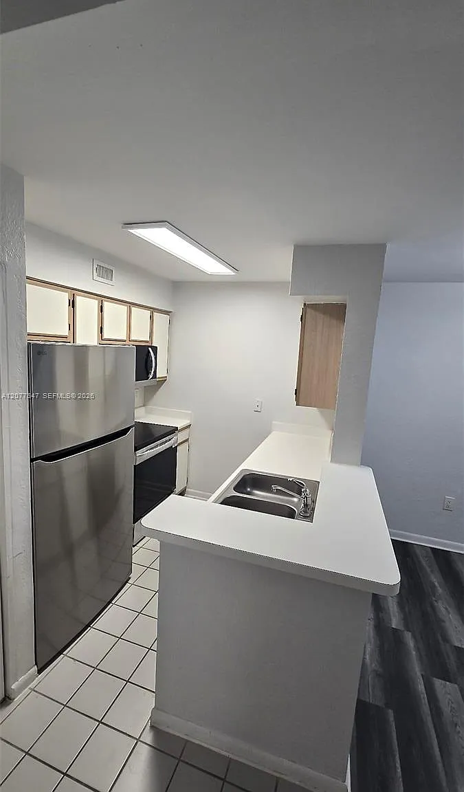 Lakeview Club Condo — Photo 4