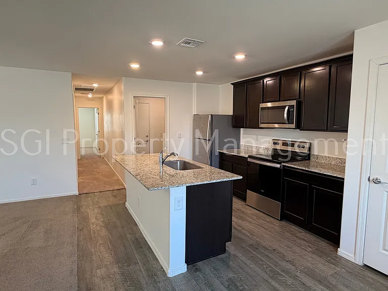 526 W Black Hawk Pl — Photo 3