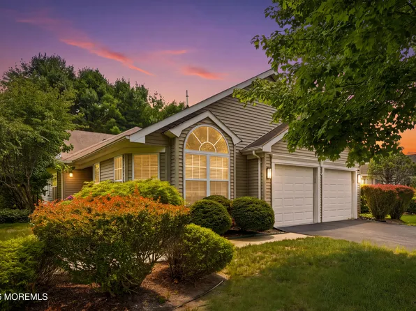 39 Valley Stream Lane, Lakewood, NJ 08701