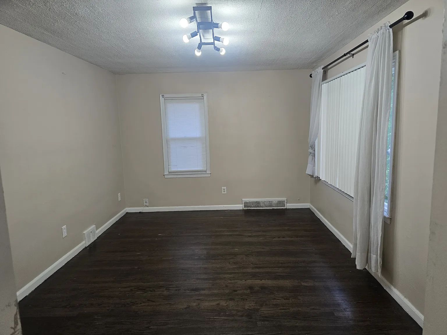 3 bed, 1125 sqft, $1,650 — Photo 2