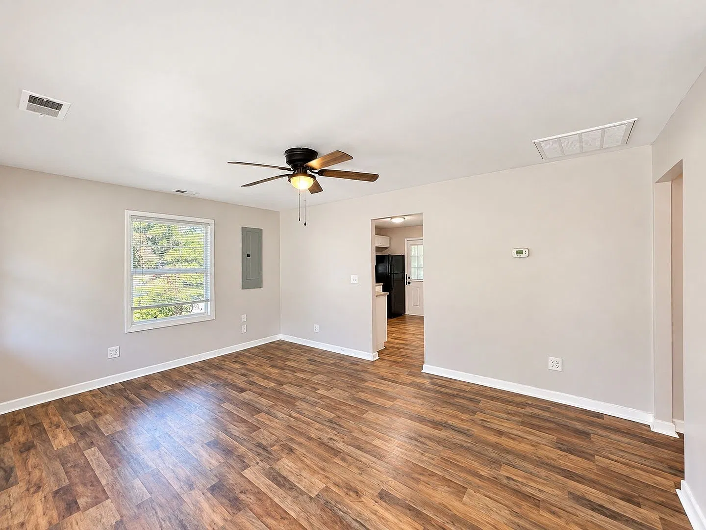 3 bed, 1.0 bath, 925 sqft, $1,950 — Photo 4