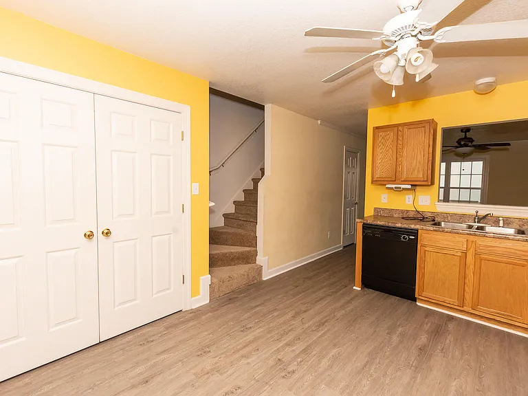 104 Streamwood Dr — Photo 8