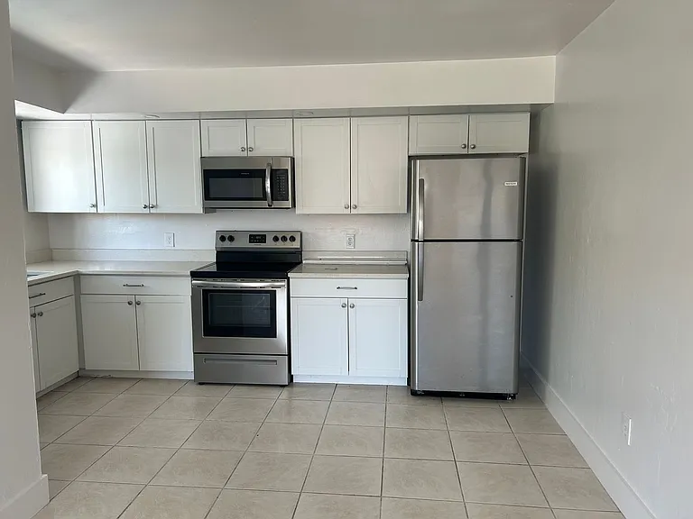 4708 SE 5th Pl — Photo 3