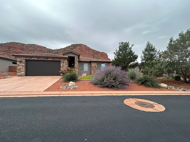 460 E Mohawk Dr — Photo 1
