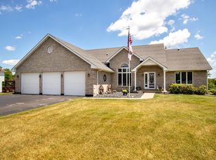 6712 Applewood Ln, Spring Grove, IL 60081