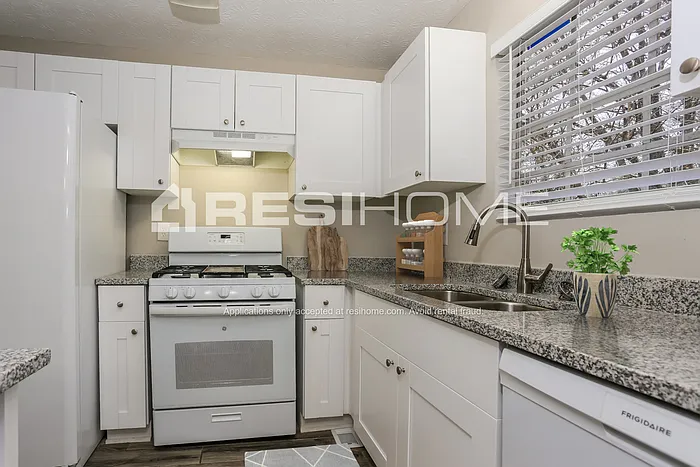 3 bed, 2.0 bath, 1373 sqft, $1,635 — Photo 2