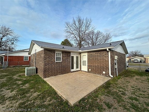 2nd image of 206 Roberts Loop