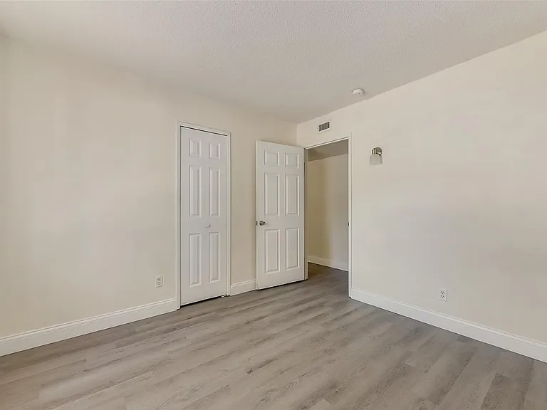 1049 Eastwood Dr — Photo 7