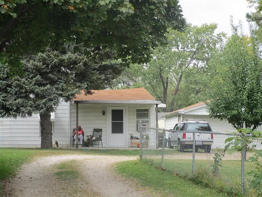 2015 W Albany Ave photo 1