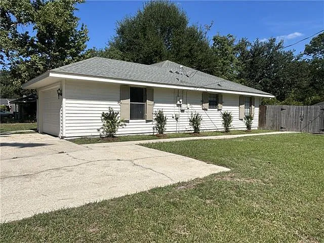 3 bed, 2.0 bath, 2020 sqft, $2,300 — Photo 2