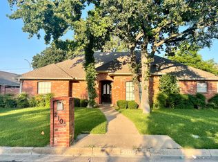 2105 Oak Bluff Dr, Arlington, TX 76006