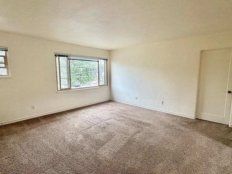 N0131 - Claremont Apartments — Photo 3