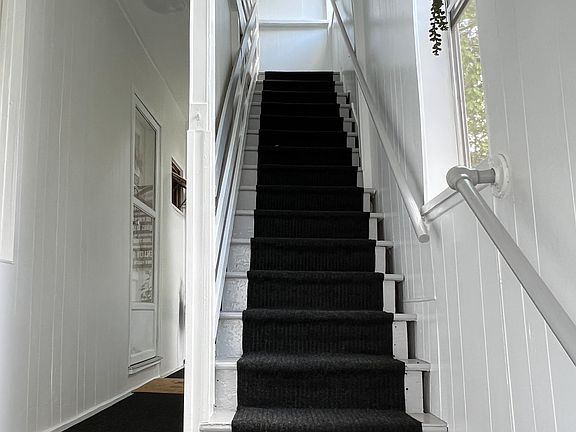 5th image of 181 Rhodes St