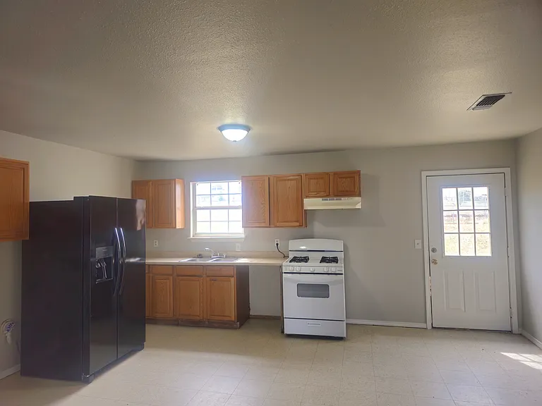 2821 Oak Dr — Photo 3
