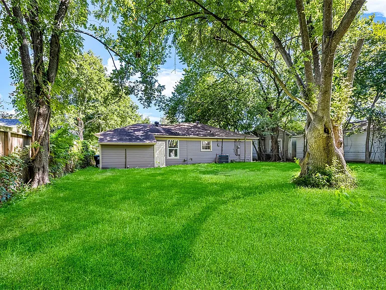 7224 McHenry St — Photo 15