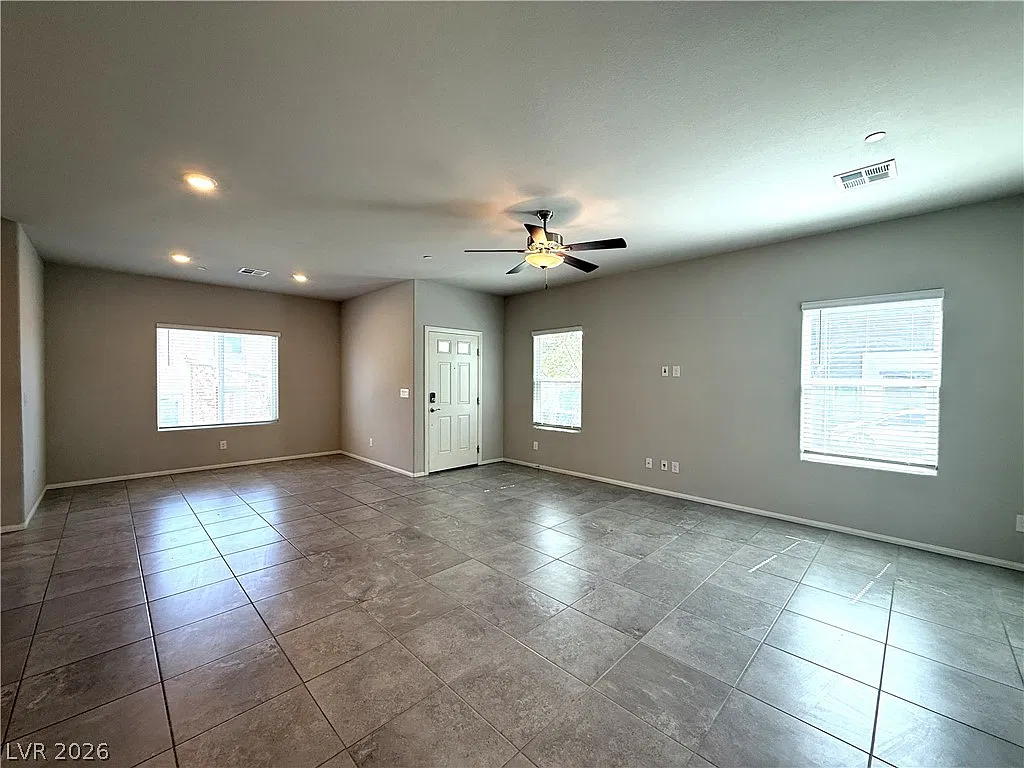 3 bed, 2.5 bath, 1820 sqft, $2,090 — Photo 4