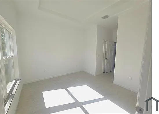 940 Sterling St E — Photo 18