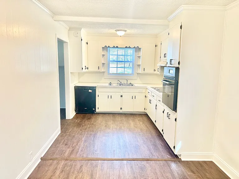 690 Robertson Rd E — Photo 13