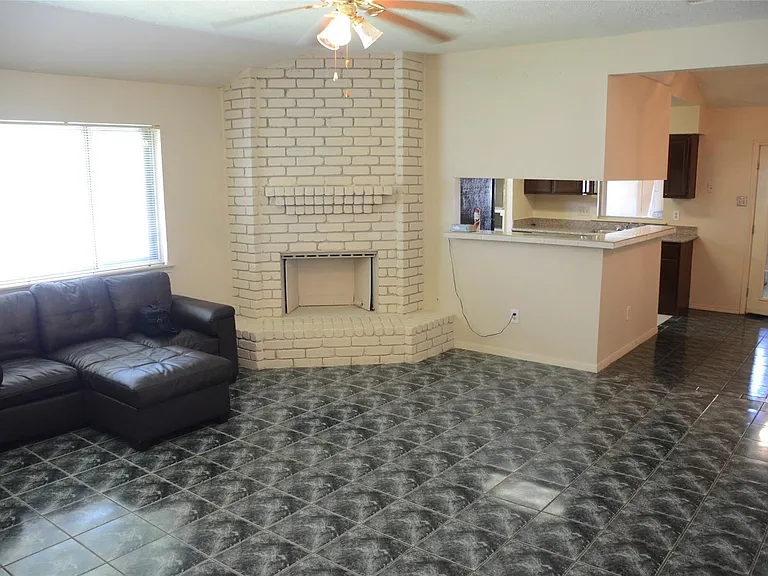 10807 Emery Dr — Photo 2