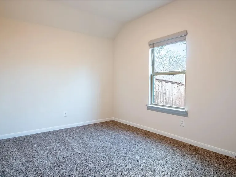 3936 Oak Creek Cir — Photo 12