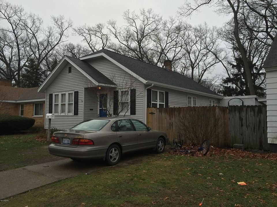 2nd image of 979 E Isabella Ave