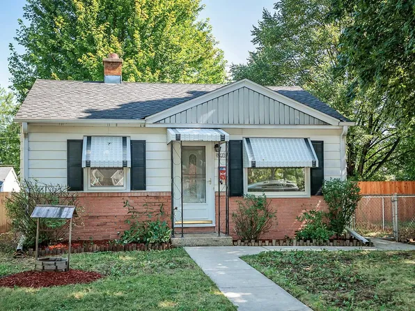 9230 West Metcalf PLACE, Milwaukee, WI 53222