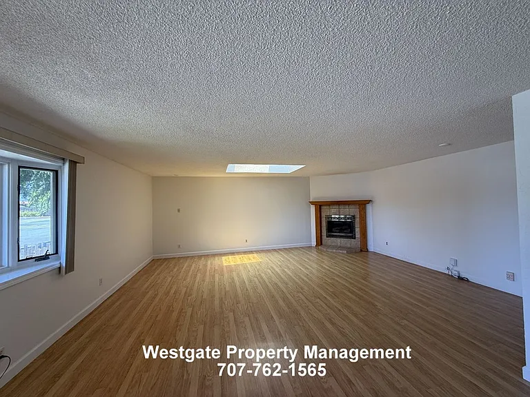 1336 Marian Way — Photo 3
