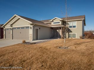 2877 Prairie Oak Dr, Dickinson, ND 58601