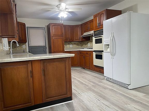 4th image of 705 Roosevelt Rd