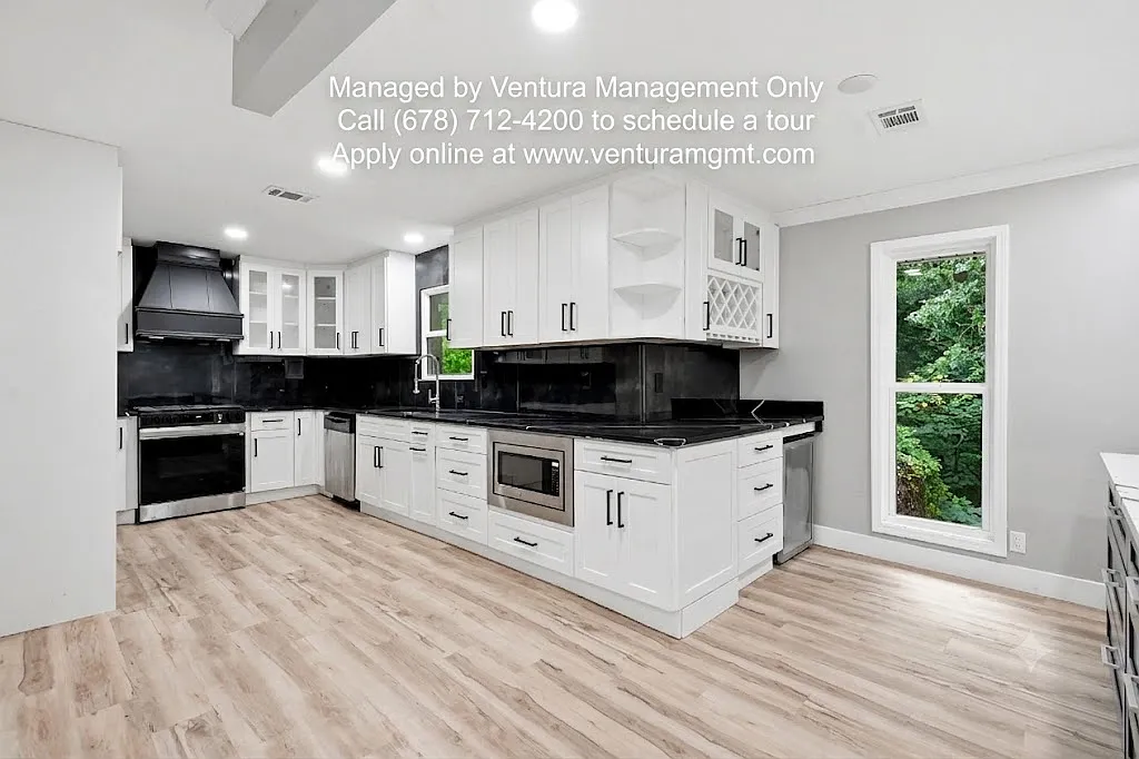 6 bed, 4272 sqft, $4,900 — Photo 4