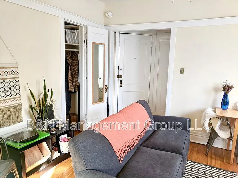 1061 W Dakin St #2 — Photo 4