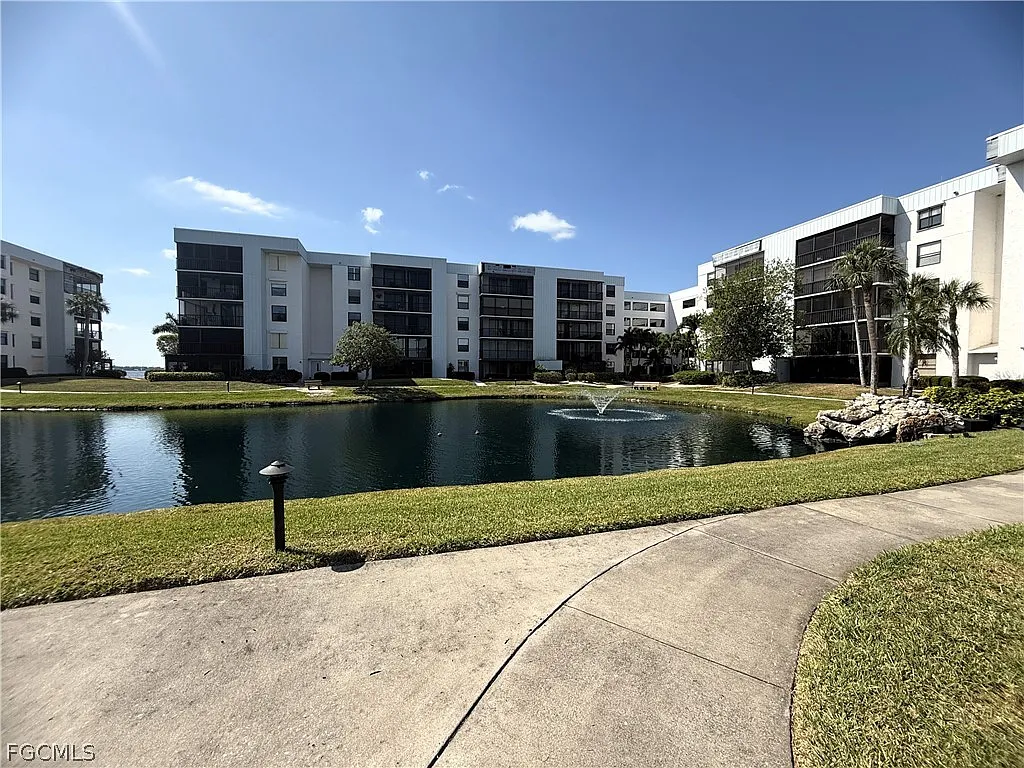 2 bed, 2.0 bath, 1412 sqft, $3,900 — Photo 2